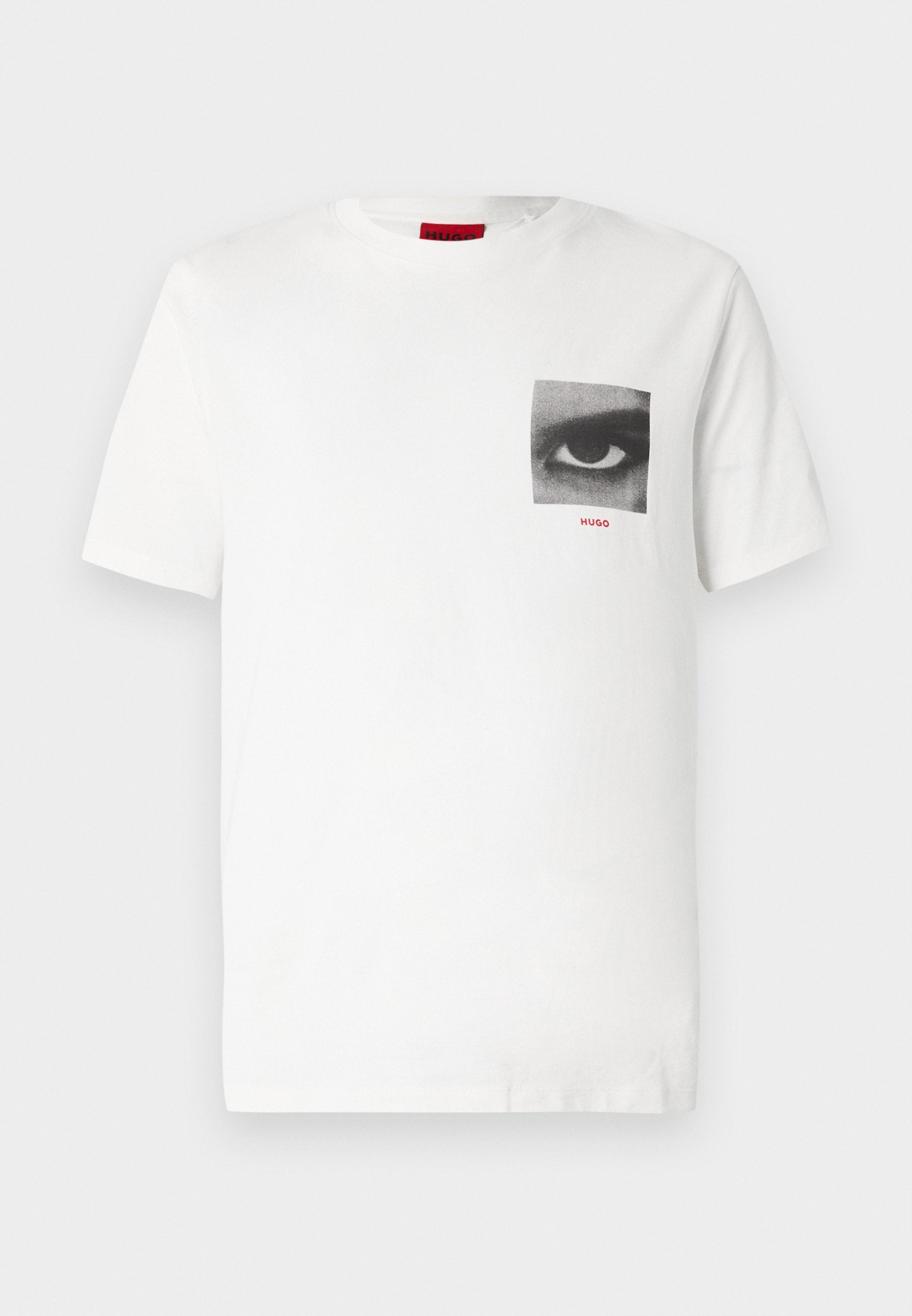 Weißes Baumwoll-T-Shirt mit einem schwarz-weißen Foto eines Auges auf der linken Brustseite, darunter in Rot der Schriftzug "HUGO".