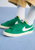 Nike Sportswear BLAZER LOW 77 VINTAGE - Trainers - malachite/pale ivory/coconut milk/team orange