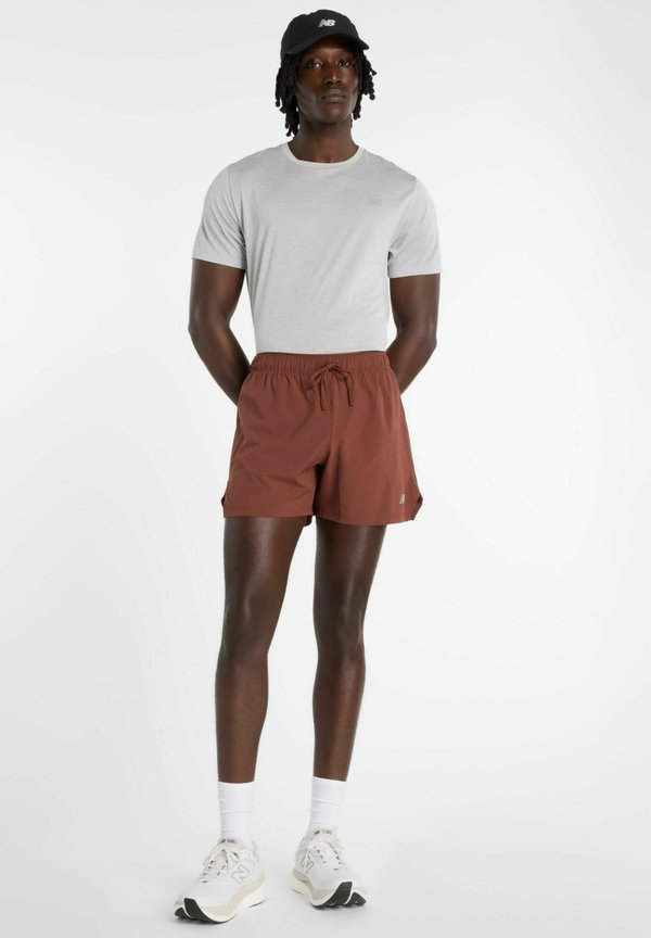 New Balance RC SHORT 5" - Shorts - rich oak