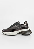 Klobiger Sneaker in dunklen Metallic-Tönen mit strukturiertem Obermaterial, kontrastierender weißer Sohle und elastischem Riemen für festen Halt.
