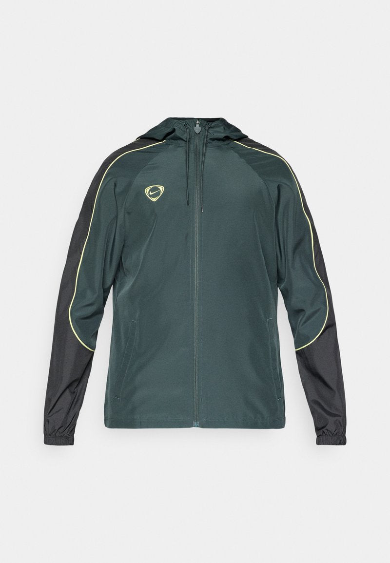 Herren-Trainingsjacke in Dunkelgrün und Schwarz, mit Kapuze, Reißverschluss und gelben Akzenten entlang der Schultern. Leichtes Material.