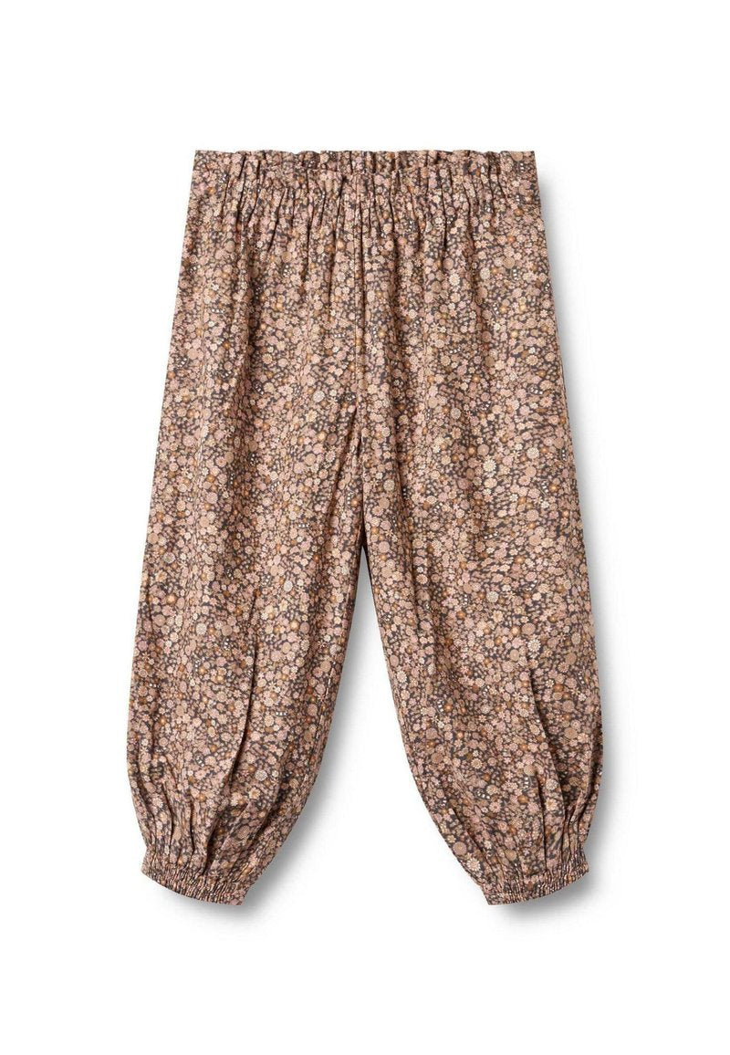 Blumenmuster-Hosen aus weichem Stoff mit elastischem Bund und gerafften Bündchen, überwiegend in Brauntönen, Creme und Grün.