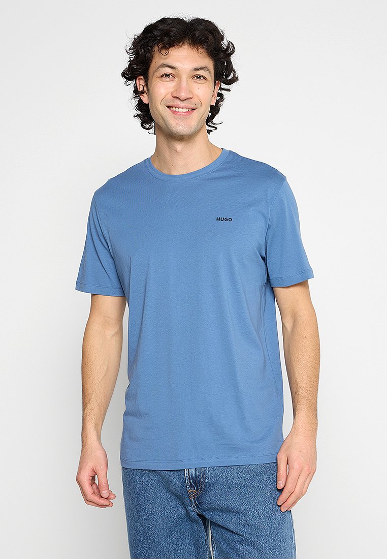 Hellblaues Baumwoll-T-Shirt mit Rundhalsausschnitt und kurzen Ärmeln. Mit schwarzem "HUGO"-Logo auf der linken Brust. Schlichtes Design.