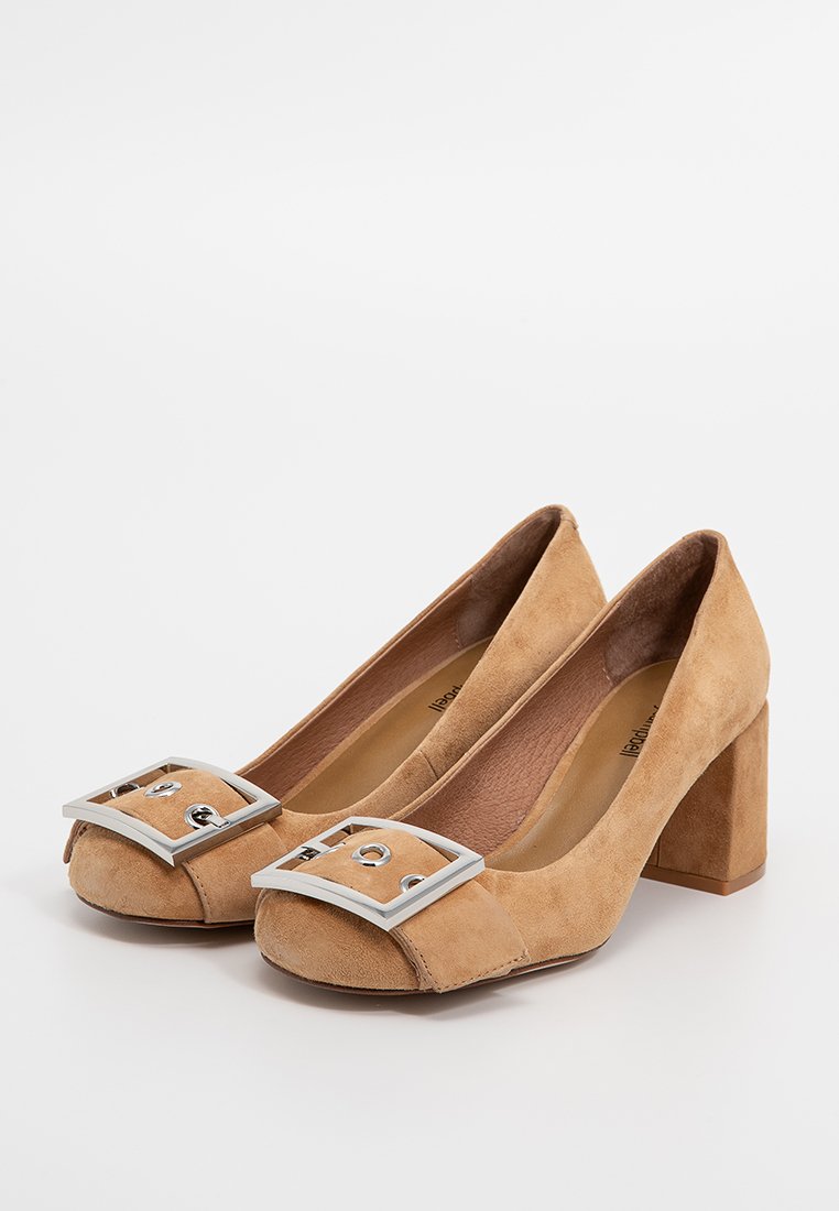 Jeffrey Campbell FACTS