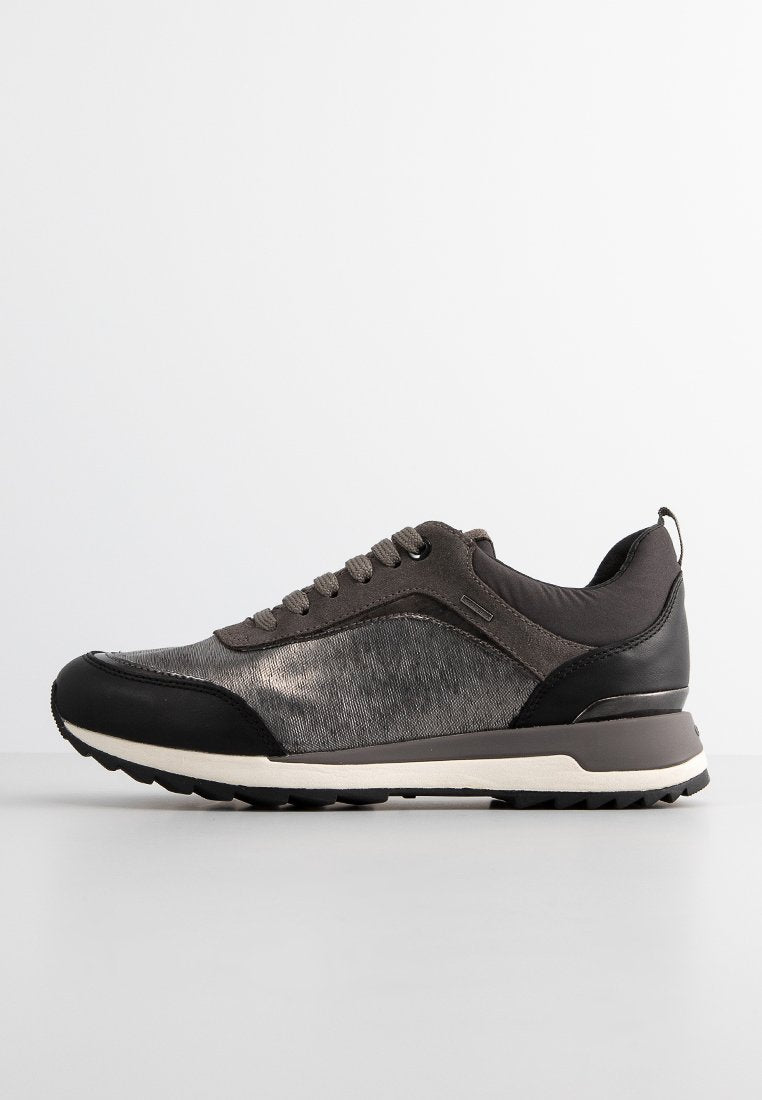 Sportliche Sneaker mit einem Obermaterial aus strukturiertem, dunkelgrauem Stoff, einer schwarzen Gummizehenkappe und einer kontrastierenden weißen Zwischensohle. Schnürdesign mit gepolstertem Kragen.