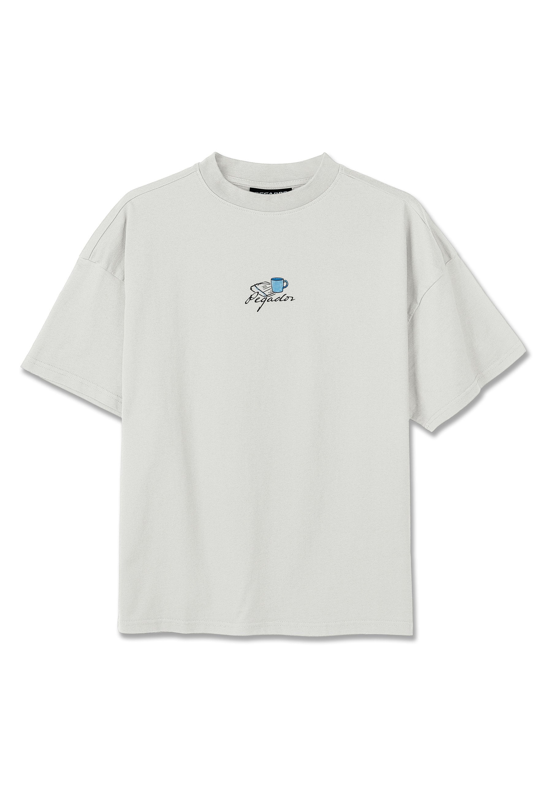 Hellgraues T-Shirt mit kurzen Ärmeln, mit einer kleinen Grafik einer blauen Tasse und schwarzem Text "Pegador" mittig auf der Brust.