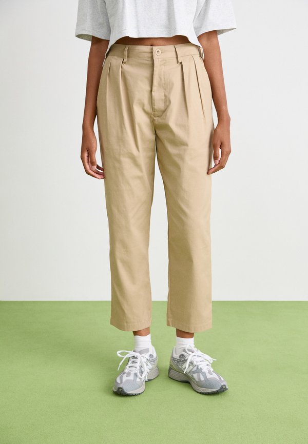 New Balance BOYLSTON TAPERED PANT - Trousers - stoneware