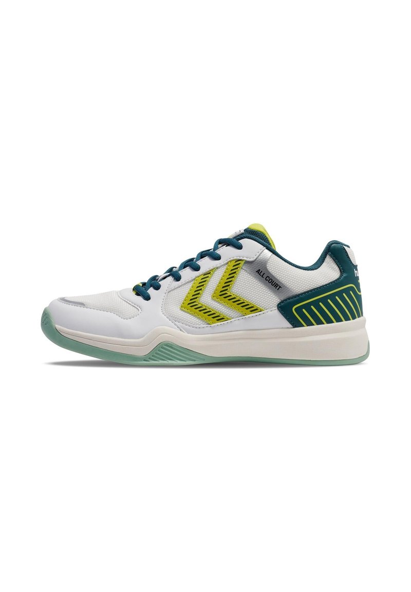 Weißer und grüner Sportschuh mit niedrigem Schaft, blauen Schnürsenkeln, gelben Chevron-Akzenten und dem Schriftzug "ALL COURT" an der Seite.