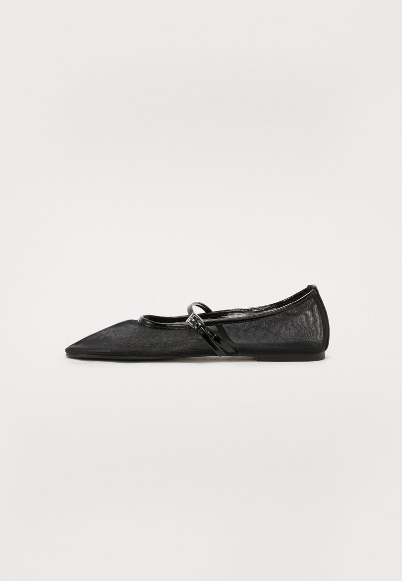 Schwarzer flacher Schuh mit spitzer Zehe, Mesh-Obermaterial und Akzenten aus Lackleder. Verfügt über einen dünnen Riemen mit einem runden Beschlag.