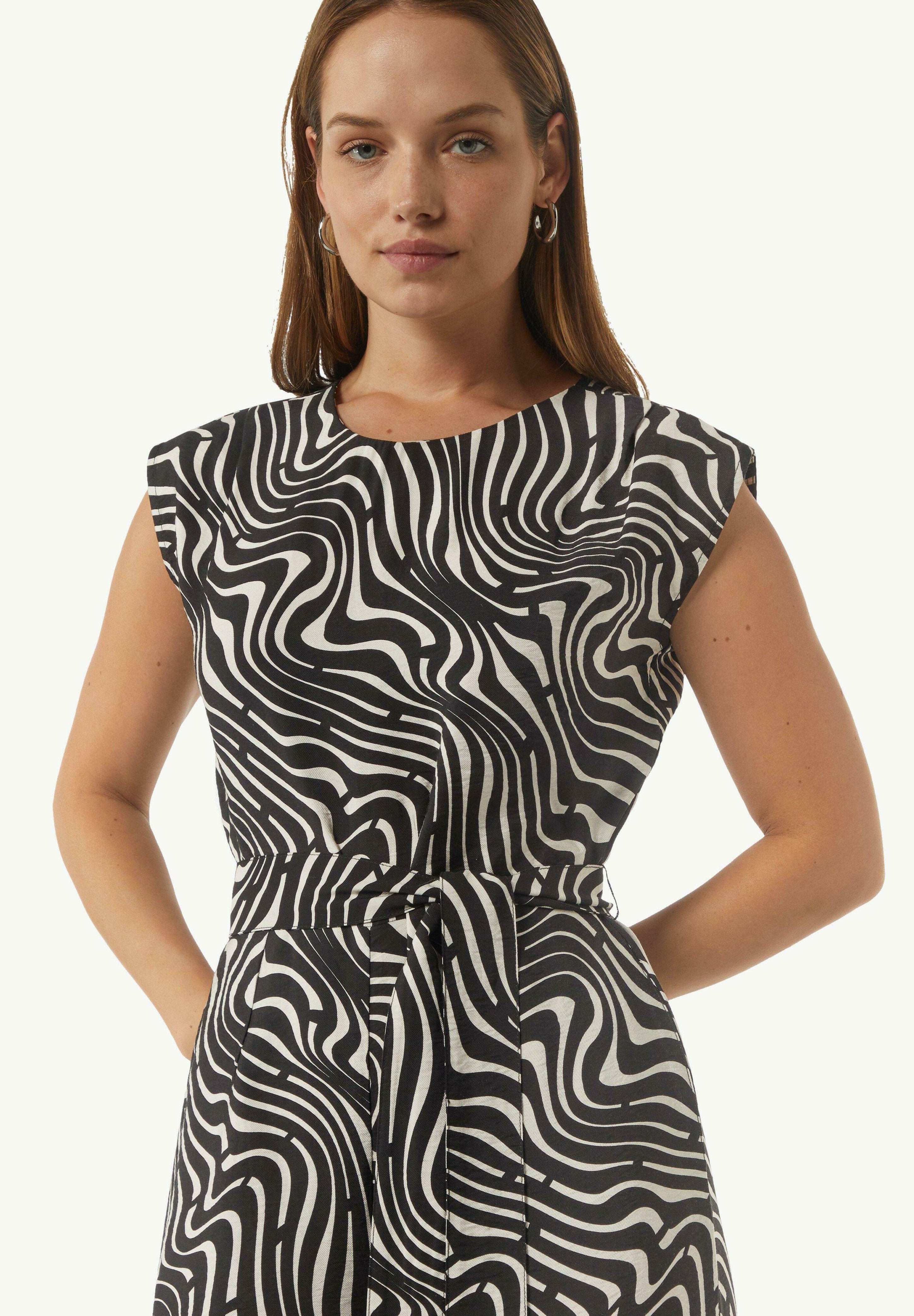 comma Jumpsuit Media 3