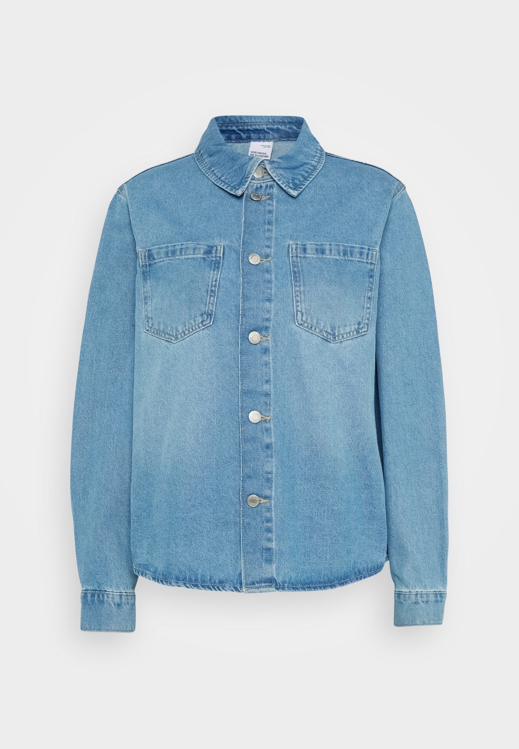 Helles blaues Denim-Jackett mit einer knöpfbaren Vorderseite, zwei Brusttaschen, Kragen und langen Ärmeln mit geknöpften Bündchen.