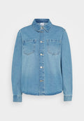 Helles blaues Denim-Jackett mit einer knöpfbaren Vorderseite, zwei Brusttaschen, Kragen und langen Ärmeln mit geknöpften Bündchen.