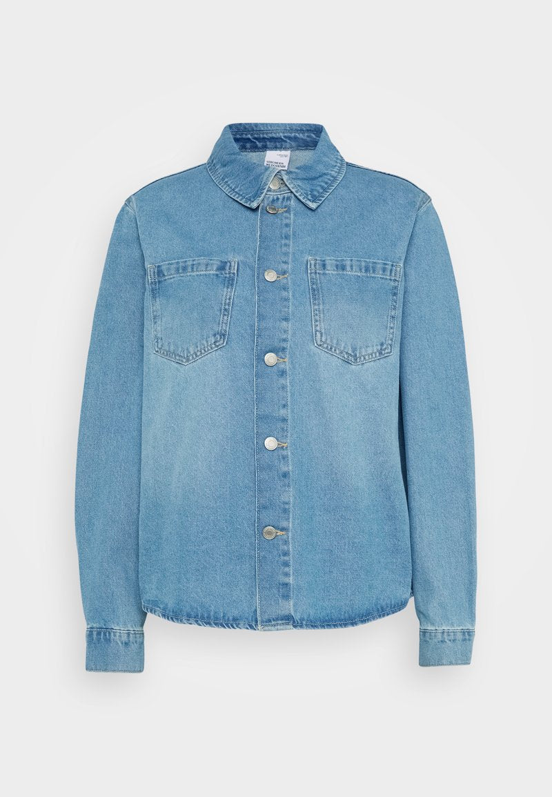 Helles blaues Denim-Jackett mit einer knöpfbaren Vorderseite, zwei Brusttaschen, Kragen und langen Ärmeln mit geknöpften Bündchen.