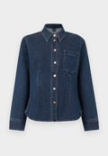 Dunkelblaues Denim-Hemd mit langen Ärmeln, Knopfleiste, Kragen und einer Brusttasche, schmal geschnitten, kupferfarbene Knöpfe vorne.