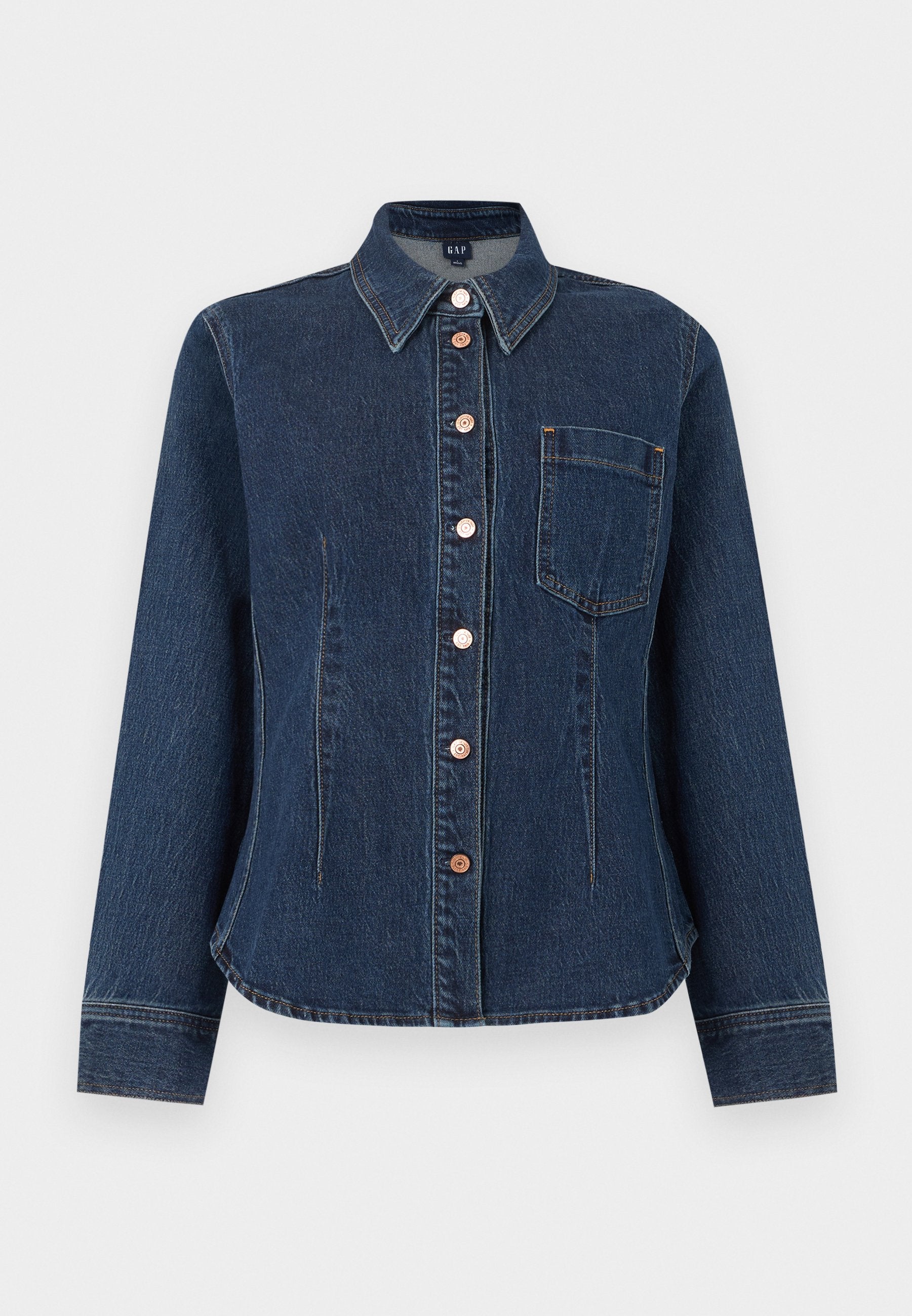 Dunkelblaues Denim-Hemd mit langen Ärmeln, Knopfleiste, Kragen und einer Brusttasche, schmal geschnitten, kupferfarbene Knöpfe vorne.