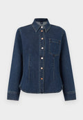Dunkelblaues Denim-Hemd mit langen Ärmeln, Knopfleiste, Kragen und einer Brusttasche, schmal geschnitten, kupferfarbene Knöpfe vorne.