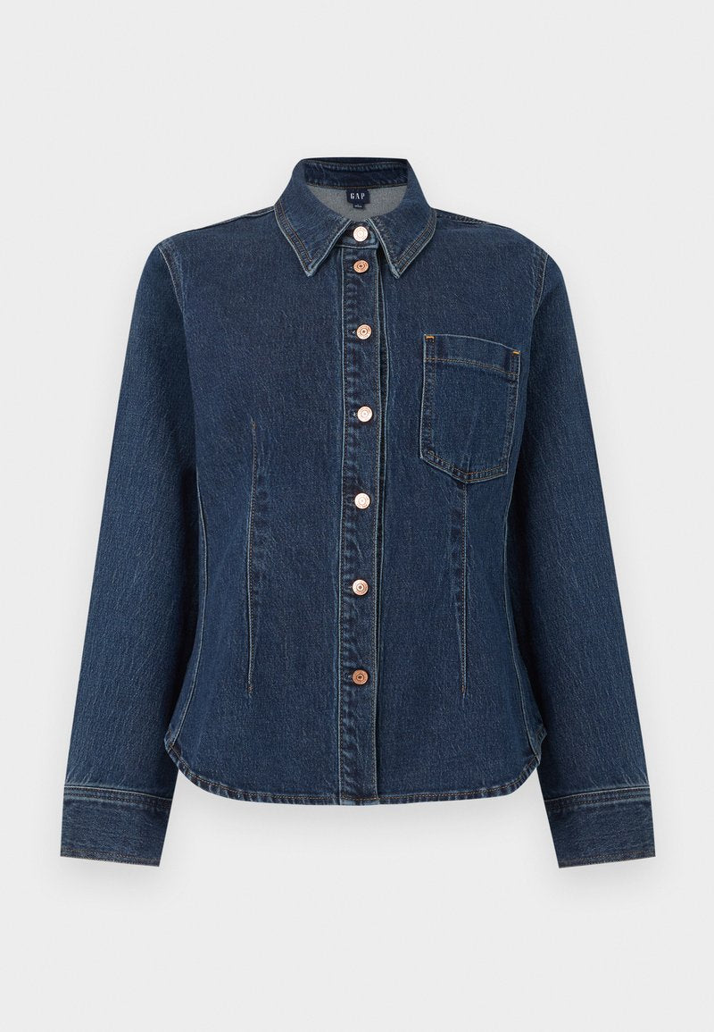 Dunkelblaues Denim-Hemd mit langen Ärmeln, Knopfleiste, Kragen und einer Brusttasche, schmal geschnitten, kupferfarbene Knöpfe vorne.