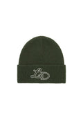 Grüner Strickbeanie mit umgeschlagenem Bündchen. Enthält weiße gestickte "LD"-Buchstaben auf der Vorderseite. Das Material sieht weich und dehnbar aus. Runder Kronendesign.