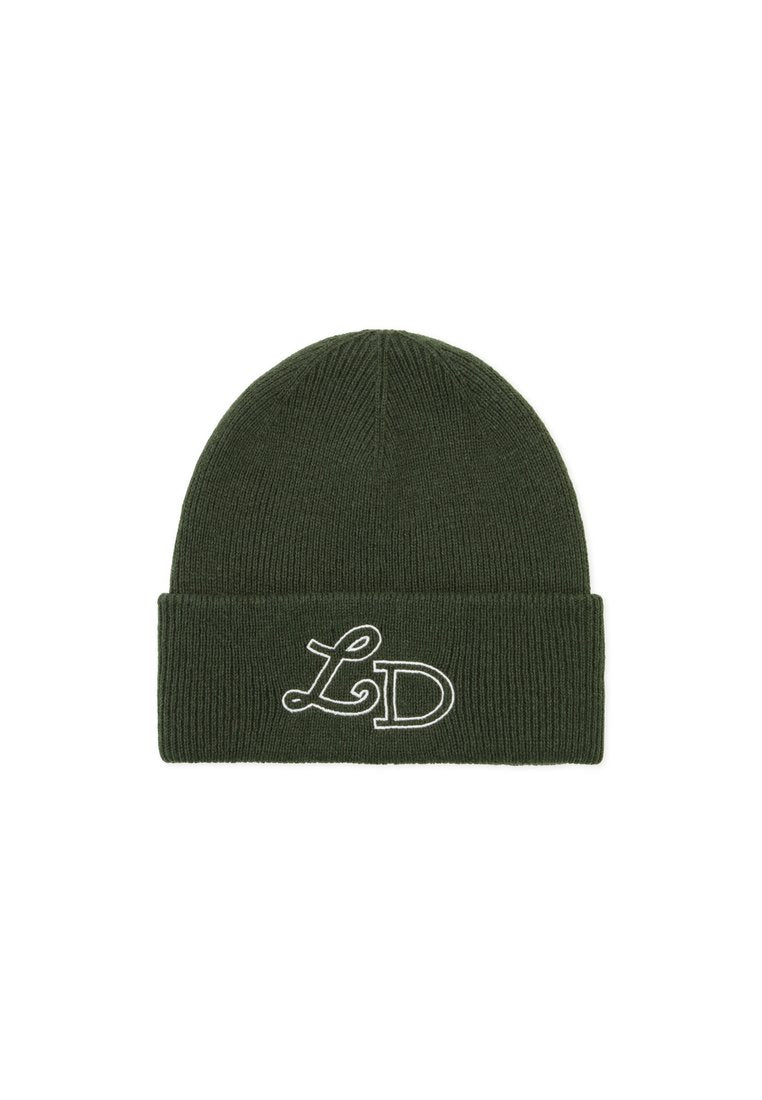 Grüner Strickbeanie mit umgeschlagenem Bündchen. Enthält weiße gestickte "LD"-Buchstaben auf der Vorderseite. Das Material sieht weich und dehnbar aus. Runder Kronendesign.