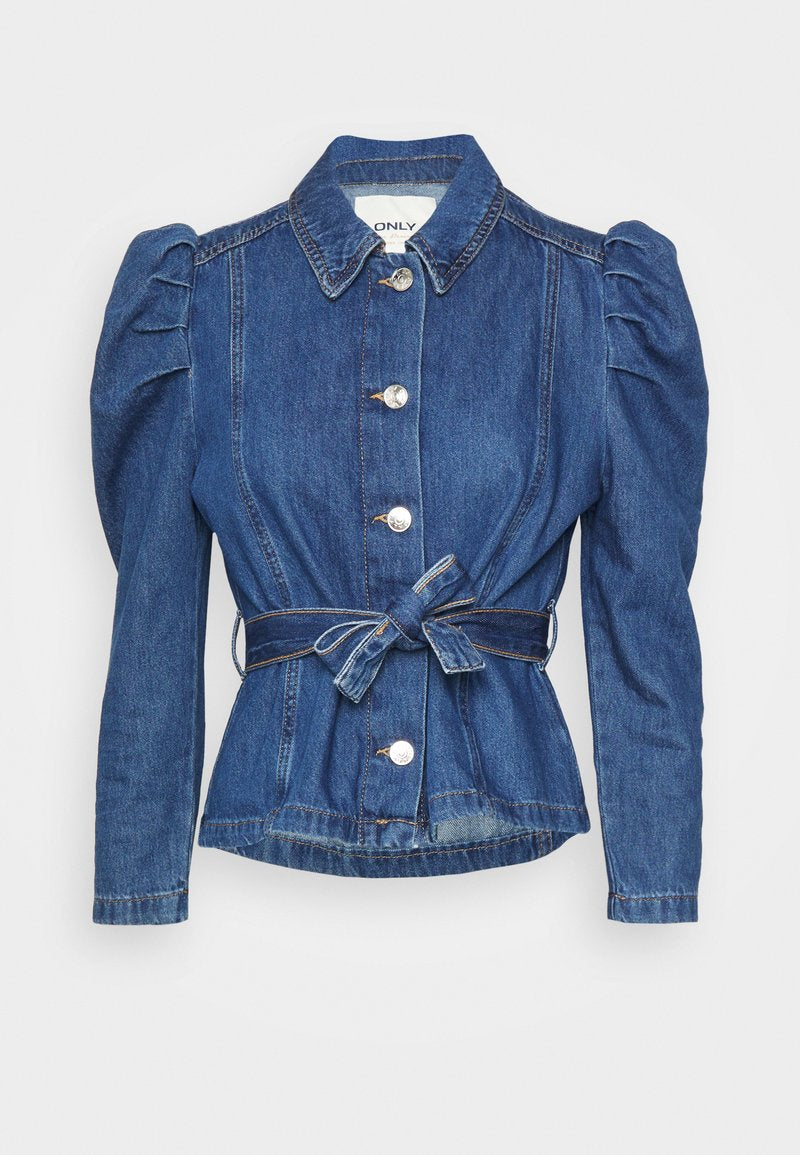 Dunkelblaue Jeansjacke mit taillierter Form, gepufften Ärmeln, Knopfleiste und gebundenem Gürtel. Verfügt über silberne Knöpfe und dezente Stickdetails.