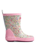 Regenschuh mit Blumenmuster, mehrfarbigem Stoffoberteil, pinkfarbener Gummisohle und strukturierten, gerippten Akzenten. Verfügt über eine Schlaufe zum einfachen An- und Ausziehen.