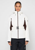 Weiße isolierte Jacke mit braunen Seitenteilen, verstellbarem Taillengürtel, hohem Kragen und Reißverschlusstaschen; verfügt über eine Kapuze und elastische Bündchen.