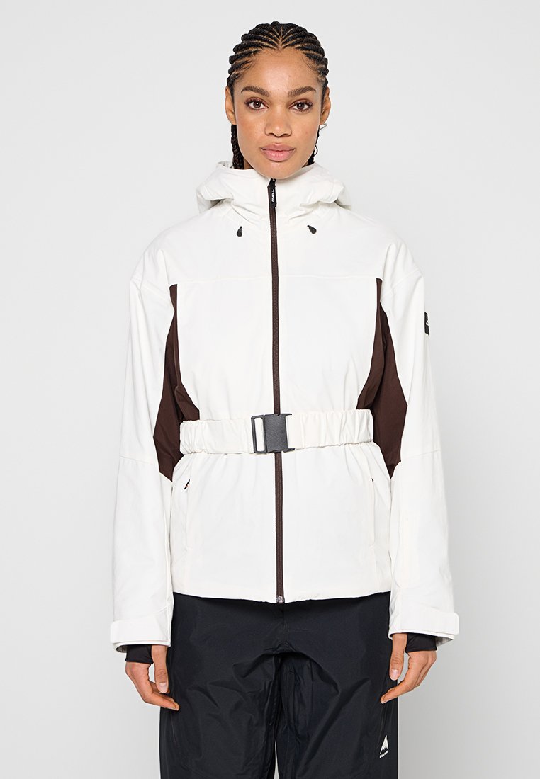 Weiße isolierte Jacke mit braunen Seitenteilen, verstellbarem Taillengürtel, hohem Kragen und Reißverschlusstaschen; verfügt über eine Kapuze und elastische Bündchen.
