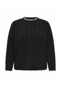 Schwarzer Strickpullover mit vertikaler Rippstruktur, rundem Halsausschnitt mit weißem Besatz und leicht lässiger Passform mit überschnittenen Schultern.