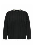 Schwarzer Strickpullover mit vertikaler Rippstruktur, rundem Halsausschnitt mit weißem Besatz und leicht lässiger Passform mit überschnittenen Schultern.