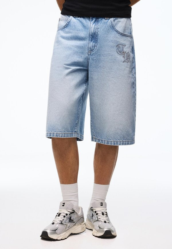 Bershka EMBOSS BAGGY DENIM - SHORT - Denim shorts - light blue
