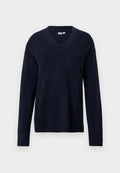 Marineblauer V-Ausschnitt-Pullover aus weichem Strickstoff. Mit langen Ärmeln sowie gerippten Bündchen an Ärmeln und Saum. Einfaches und klassisches Design.
