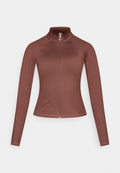Braune Sportjacke mit hohem Kragen, langen Ärmeln und einem Reißverschluss vorne. Verfügt über ein dezentes Logo auf der Brust und glatten, elastischen Stoff.