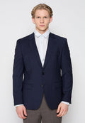 Marineblauer Blazer mit zwei Vordertaschen, zwei Knöpfen und einer glatten Textur, kombiniert mit einem hellblauen Hemd mit Kragen darunter.