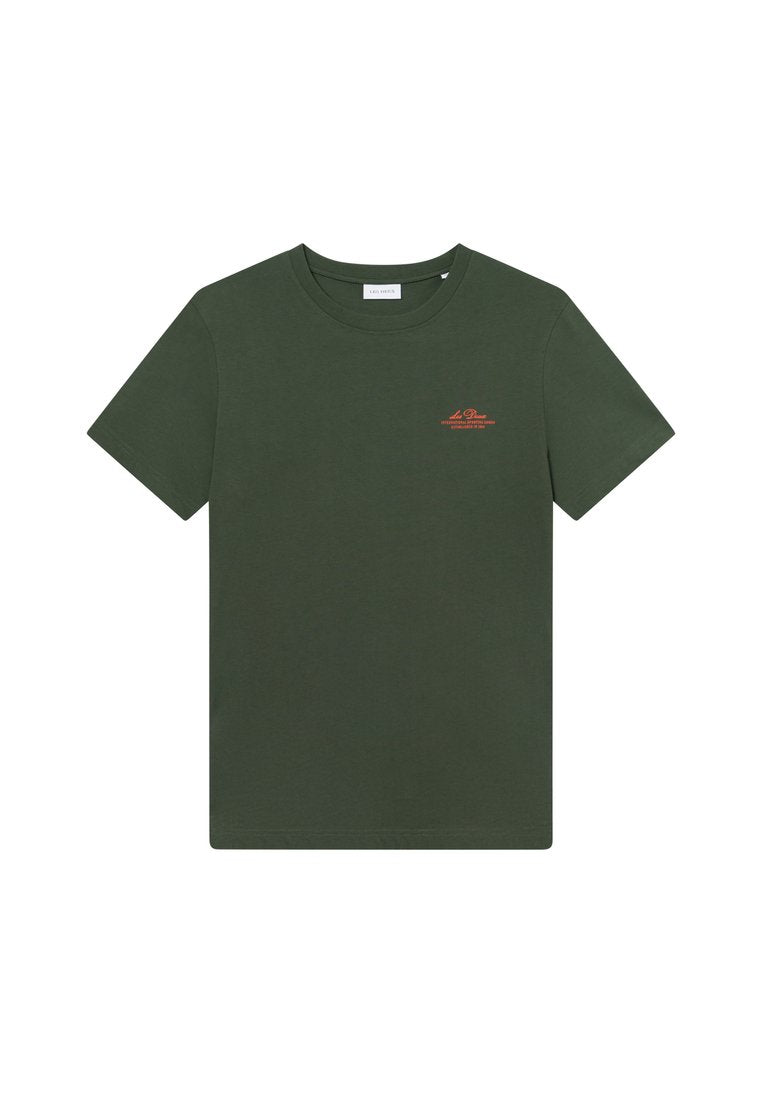 Dunkelgrünes Baumwoll-T-Shirt mit Rundhalsausschnitt und kurzen Ärmeln. Hat ein kleines rotes Logo auf der Brust und eine glatte Textur.
