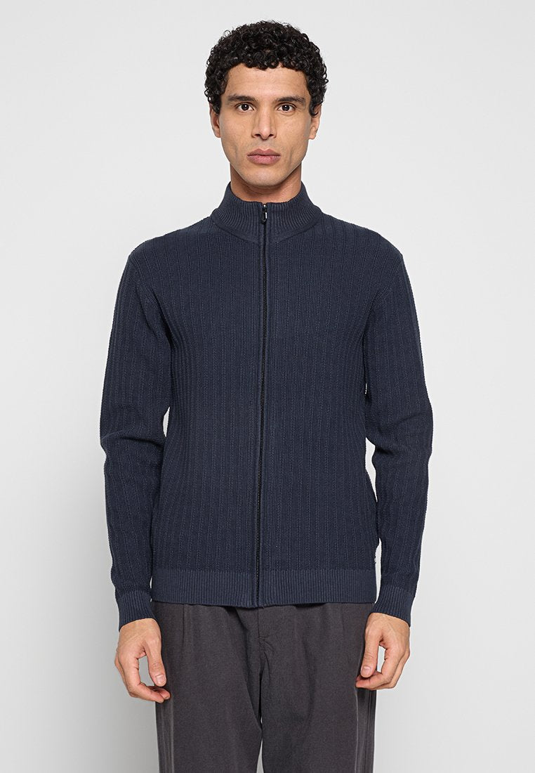 FULL ZIP RELIEF Media 1