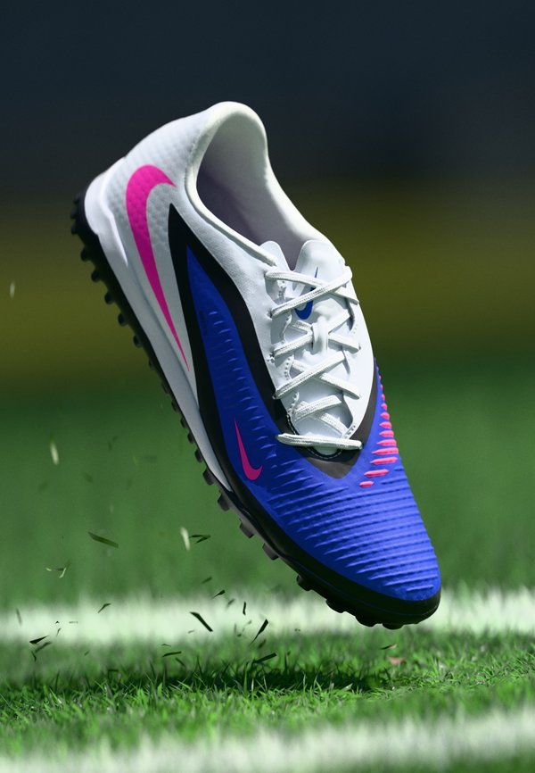 Nike Performance PHANTOM 6 LOW ACAD TF UNISEX - Turf football boots - racer blue/pink blast/white