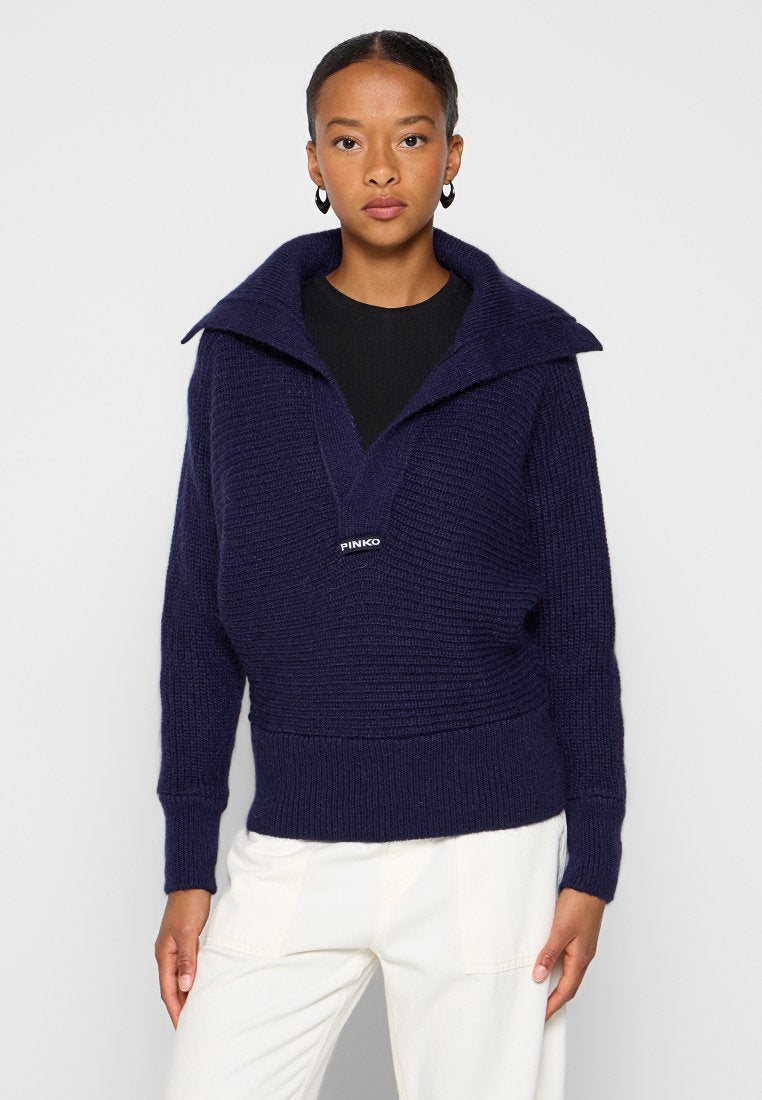 Marineblauer Strickpullover mit breitem Kragen, strukturiertem Muster und gerippten Bündchen. Beinhaltet ein Logodetail am Halsausschnitt.