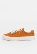 Orangene Segeltuch-Sneaker mit weißer Gummisohle, runder Spitze, Schnürdesign und einem Etikett an der Seite. Strukturierte Oberseite und kontrastierende Akzente.