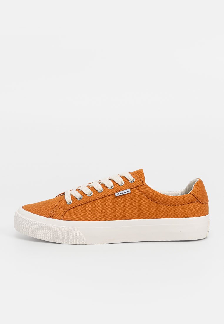 Orangene Segeltuch-Sneaker mit weißer Gummisohle, runder Spitze, Schnürdesign und einem Etikett an der Seite. Strukturierte Oberseite und kontrastierende Akzente.