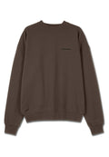 Brauner Pullover mit geripptem Rundhalsausschnitt und Bündchen. Mit einem kleinen schwarzen Logo auf der Vorderseite. Hergestellt aus weichem, strukturiertem Stoff.