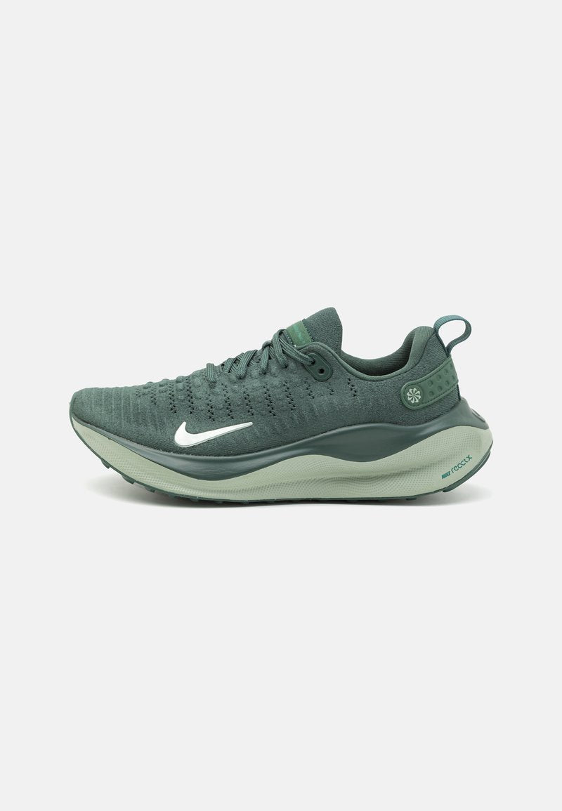 Dunkelgrüner Sportschuh mit texturiertem Obermaterial, einer weichen hellgrünen Sohle und einem weißen Logo. Verfügt über einen gepolsterten Kragen und Schnürsenkel.