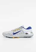 Nike Sport-Schuh mit einem grauen Mesh-Obermaterial, blauen Akzenten und gelben Schnürsenkeln. Verfügt über eine silberne Zwischensohle und eine strukturierten Gummisohle.