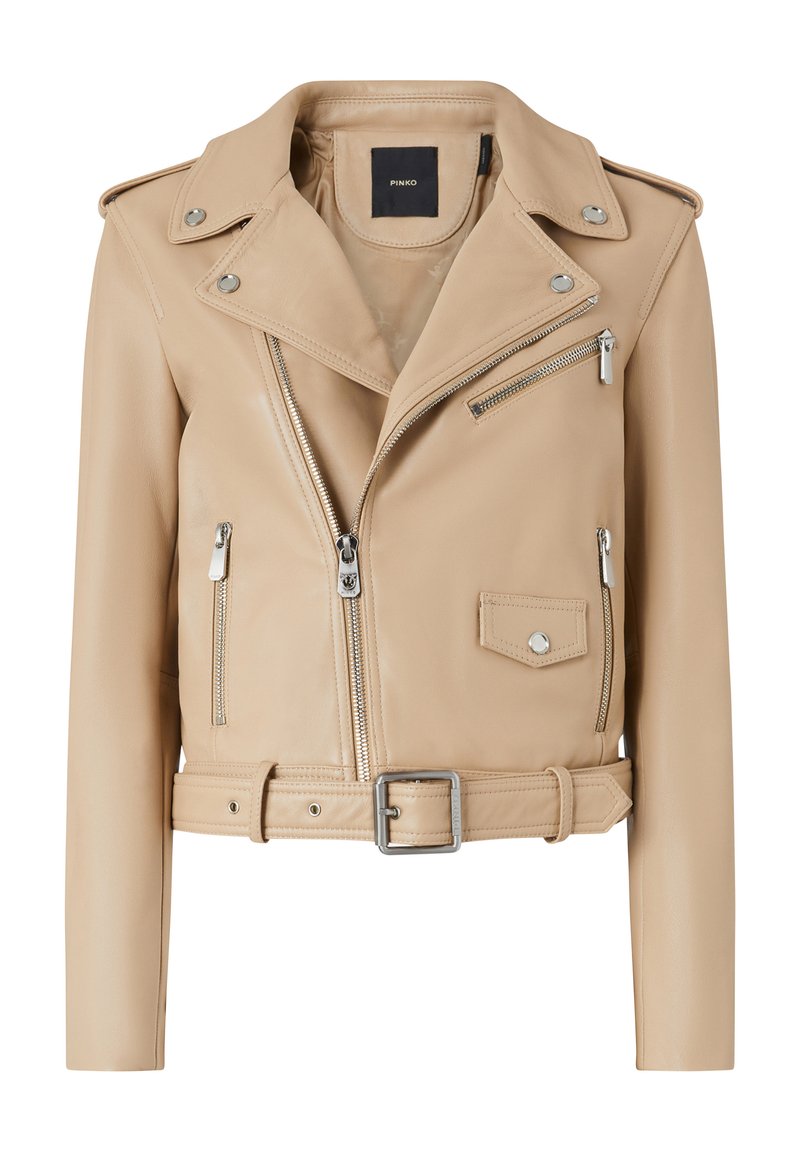 Beige Motorradlederjacke mit tailliertem Gürtel, asymmetrischem Frontreißverschluss, Brusttasche und silbernen Hardware-Akzenten.