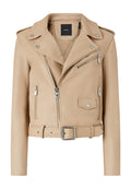 Beige Motorradlederjacke mit tailliertem Gürtel, asymmetrischem Frontreißverschluss, Brusttasche und silbernen Hardware-Akzenten.