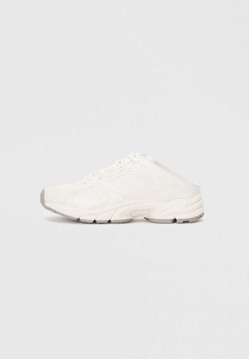 Weißer Sportschuh mit Obermaterial aus Mesh und synthetischem Material, runder Zehenbereich, gekrümmte Sohle und strukturierten Akzenten. Die Schnürsenkel sind unter einer Sport-stil Überlage verborgen.
