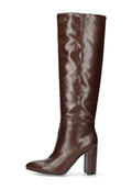 Braune knielange Stiefel aus Leder mit glänzender Oberfläche, spitz zulaufender Zehenpartie und klobigem hohen Absatz. Naht und Logodetail am oberen Schaft.