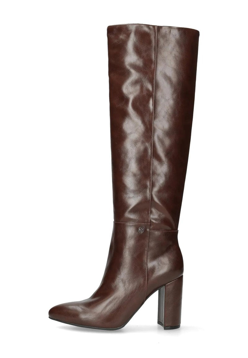 Braune knielange Stiefel aus Leder mit glänzender Oberfläche, spitz zulaufender Zehenpartie und klobigem hohen Absatz. Naht und Logodetail am oberen Schaft.