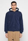 Marineblaue Fleece-Hoodie mit Reißverschluss vorne, gerippten Bündchen und Saum. Verfügt über eine gefütterte Kapuze und einen kleinen Logoakzent auf der Taschenseite.