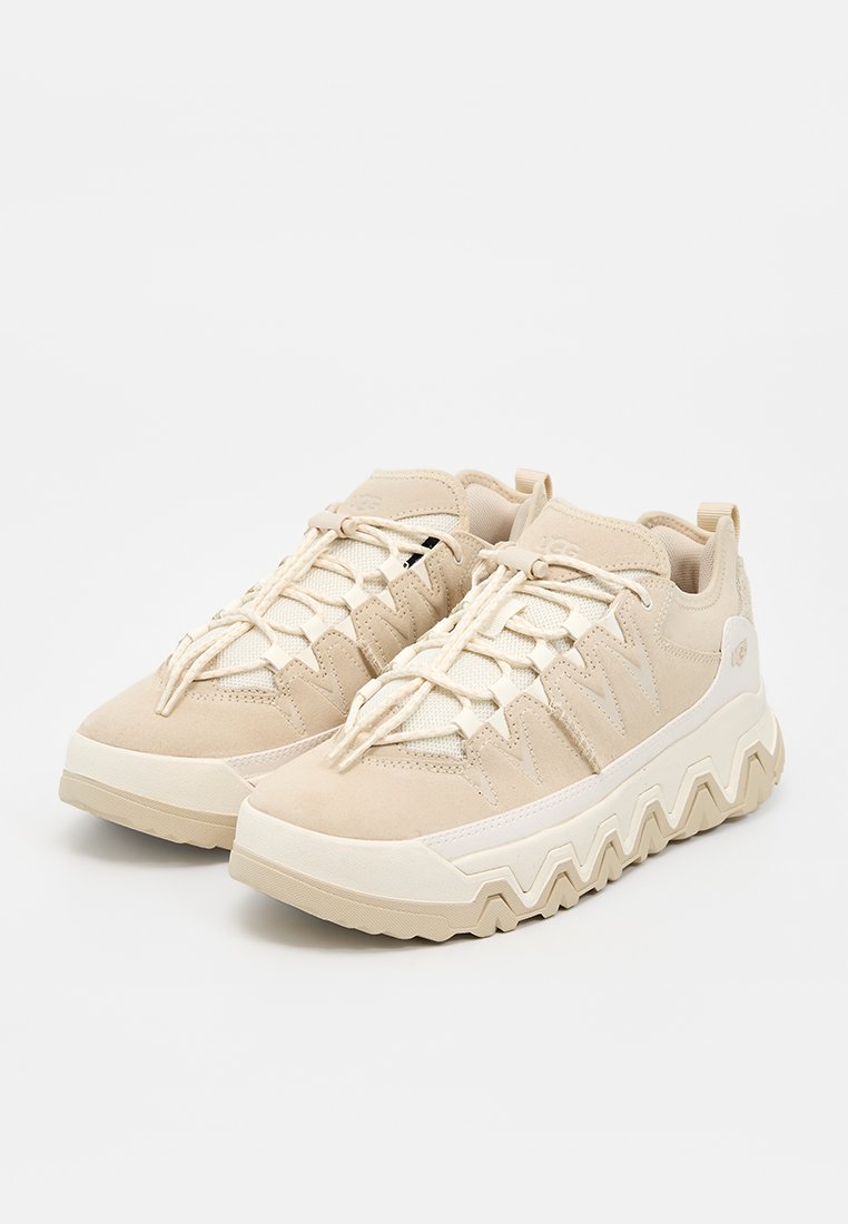 UGG CAPTRAIL LOW