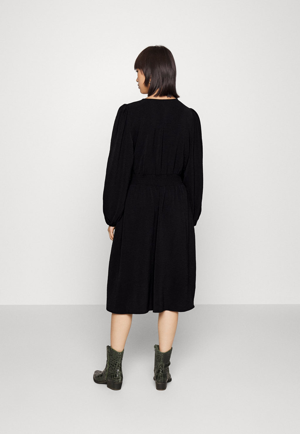 ONLMETTE NECKSMOCK DRESS Media 4